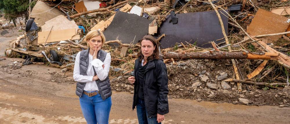 Landwirtschaftsministerin Julia Klöckner besuchte Altenahrs Bürgermeisterin Cornelia Weigand am 17. Juli.