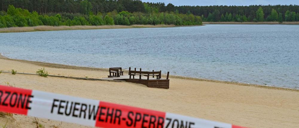 Mit einem Flatterband ist ein Zugang zum Strand des Helenesees abgesperrt.