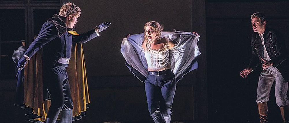Unerschrocken. Larissa Angelini (M.) hat sich als Fidelio verkleidet und beweist Don Pizarro (Florian Zanger, l.), dass sie eine Frau ist. Rechts Bartosz Szulc als Rocco.