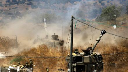 Das israelische Militär bombadiert libanesische Ziele.