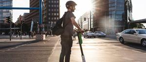So flitzt unser Autor gerne durch die Stadt - das Bild zeigt allerdings einen anderen Rollerfahrer.
