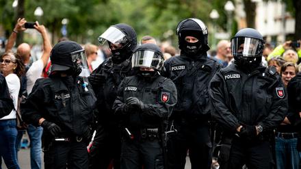 Die Polizei griff auf den Querdenken-Demos ein, die trotz Demonstrationsverbot stattfanden.