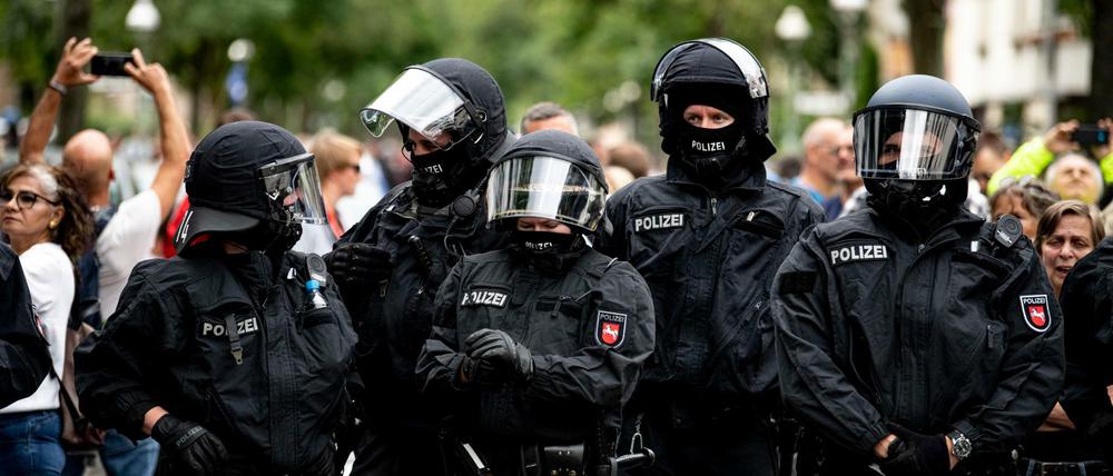 Die Polizei griff auf den Querdenken-Demos ein, die trotz Demonstrationsverbot stattfanden.