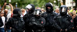 Die Polizei griff auf den Querdenken-Demos ein, die trotz Demonstrationsverbot stattfanden.
