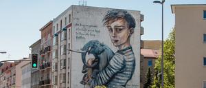 Bei früheren Ausgaben des Berlin Mural Fest hinterließen international bekannte Streetart- und Graffitikünstler:innen Werke an vormals grauen Fassaden. 2018 malten etwa Onur, Wes21 und Herakut an der Stromstraße in Moabit.