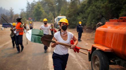Eine Freiwillige unterstützt die Teams bei den Löscharbeiten von Waldbränden im Dorf Turgut. 