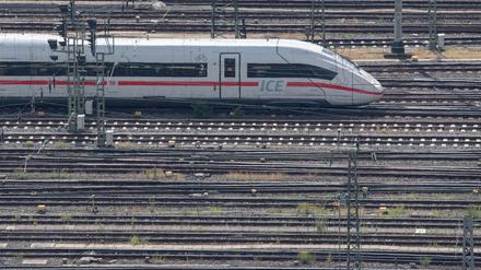 ICE der Deutschen Bahn am Frankfurter Hauptbahnhof: Die Bundesregierung hat das zweitwichtigste Verkehrsnetz Deutschlands viele Jahrzehnte massiv vernachlässigt.