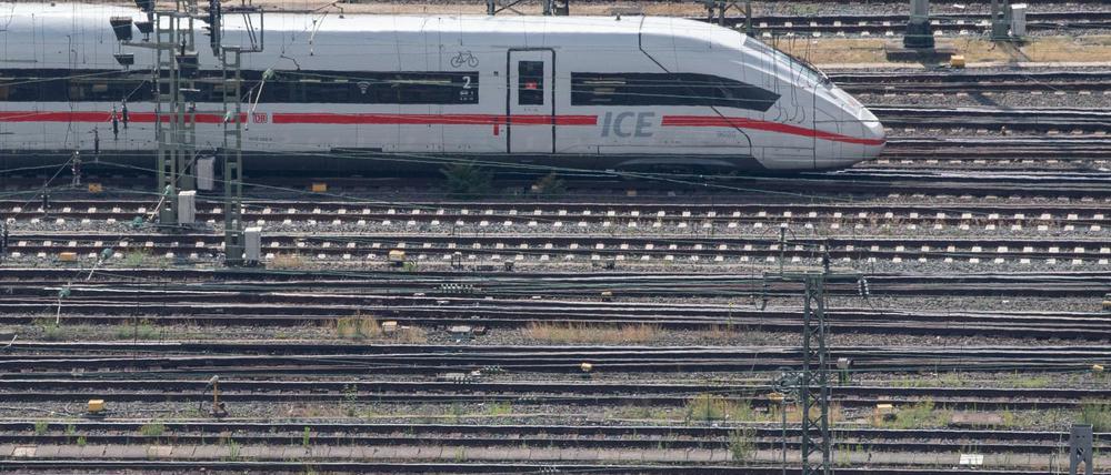 ICE der Deutschen Bahn am Frankfurter Hauptbahnhof: Die Bundesregierung hat das zweitwichtigste Verkehrsnetz Deutschlands viele Jahrzehnte massiv vernachlässigt.