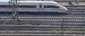 ICE der Deutschen Bahn am Frankfurter Hauptbahnhof: Die Bundesregierung hat das zweitwichtigste Verkehrsnetz Deutschlands viele Jahrzehnte massiv vernachlässigt.