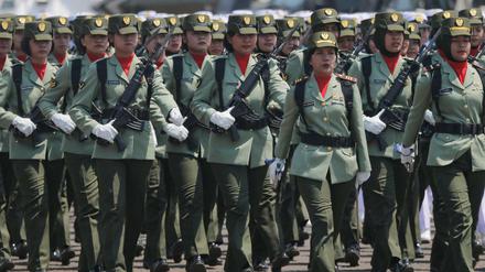 Soldatinnen der indonesischen Armee marschieren während einer Parade.