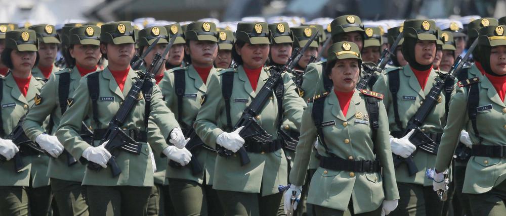 Soldatinnen der indonesischen Armee marschieren während einer Parade.
