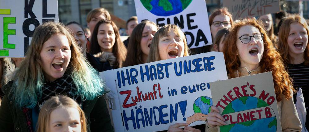 Mehrere hundert Schüler und Studierende protestieren vor dem Bundesministerium für Wirtschaft und Energie in Berlin.