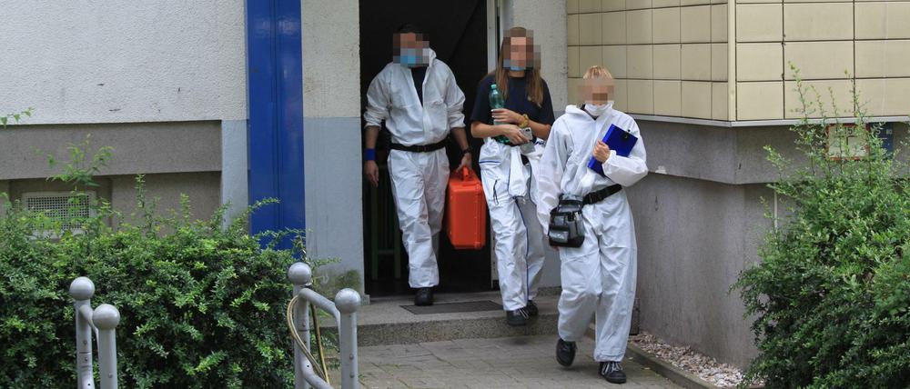 Zehn Tage nach der Tat durchsuchten Ermittler wegen des Mordverdachts eine Wohnung in Berlin-Hellersdorf