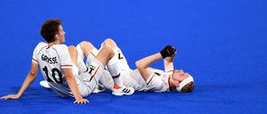 Die beiden Hockeyspieler Johannes Grosse (links) und Jan Christopher Ruhr nach der Halbfinal-Niederlage gegen Australien.