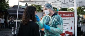 Eine Frau wird in Berlin auf das Coronvirus getestet.