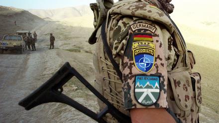 Ein Soldat des deutschen ISAF-Kontingents patrouilliert in der Umgebung von Faisabad in Afghanistan.