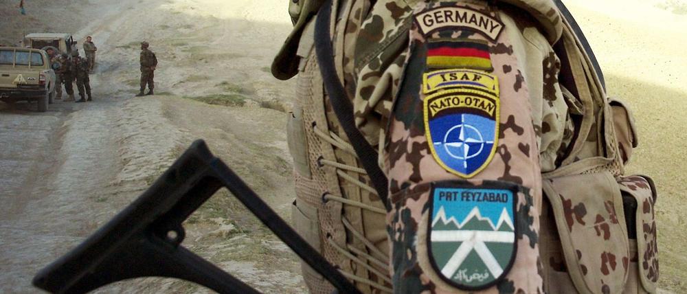 Ein Soldat des deutschen ISAF-Kontingents patrouilliert in der Umgebung von Faisabad in Afghanistan.