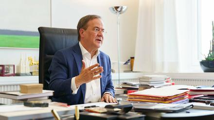 Der Chef seiner Staatskanzlei ist  Ziel des Angriffs: NRW-Ministerpräsident Armin Laschet an seinem Schreibtisch.