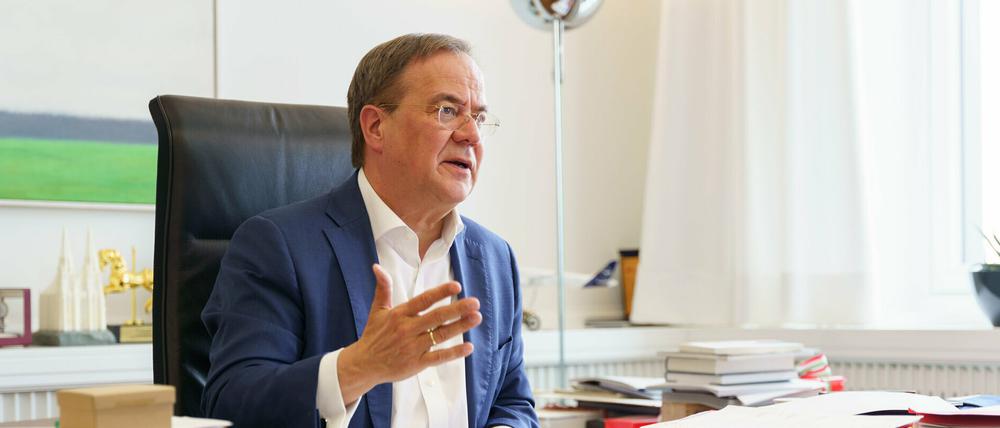 Der Chef seiner Staatskanzlei ist  Ziel des Angriffs: NRW-Ministerpräsident Armin Laschet an seinem Schreibtisch.