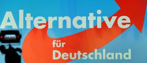 Eine TV-Kamera steht kurz vor Beginn des Bundesparteitages der Partei Alternative für Deutschland (AfD) vor der Bühne.