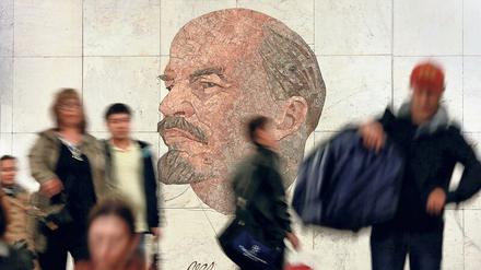 Reisende in der Moskauer Metro-Station "Lenin-Bibliothek".