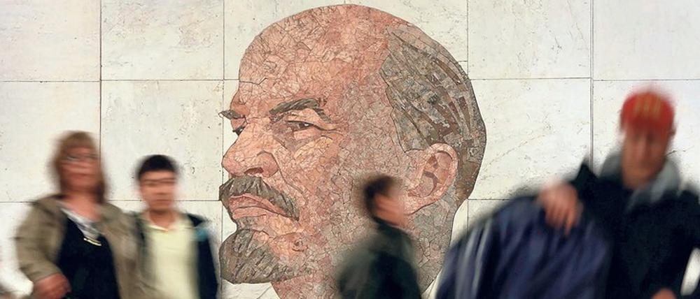 Reisende in der Moskauer Metro-Station "Lenin-Bibliothek".