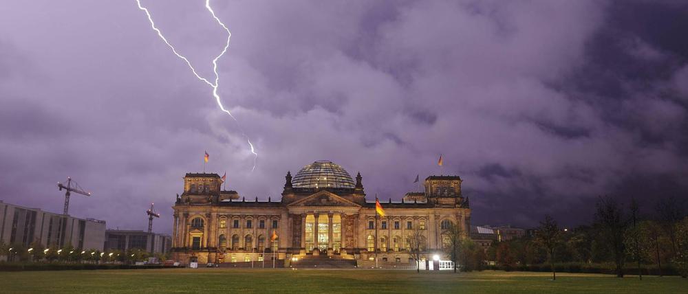 Gewittern über dem Bundestag: So könnte es auch am Wochenende aussehen.