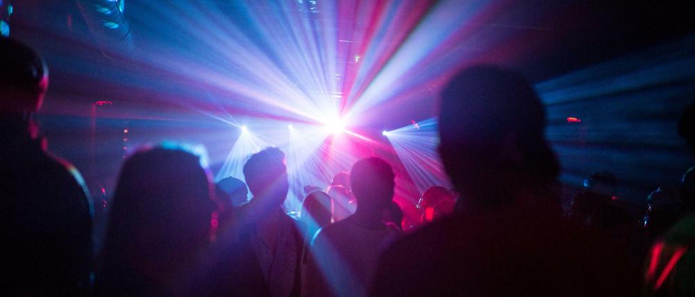 Mehrere Clubs in Berlin sollen für ein Pilotprojekt wieder drinnen öffnen dürfen.