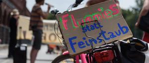 Fahrradprotest auf der Oberbaumbrücke im Berliner Bezirk Friedrichshain-Kreuzberg, im Vordergrund ein gemaltest Plakat "Flummies statt Feinstaub".