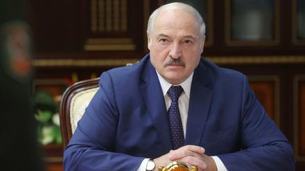 Alexander Lukaschenko, Präsident von Belarus, spricht mit hochrangigen Militärs.