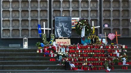 Kerzen erinnern vor der Gedächtniskirche an die Opfer des Breitscheidplatz-Anschlags.