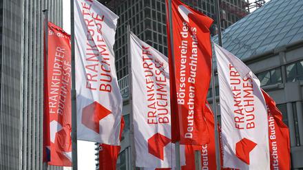 Das einzige, was die Buchmesse 2020 zu bieten hatte: Die Fahnen vor dem Eingang.