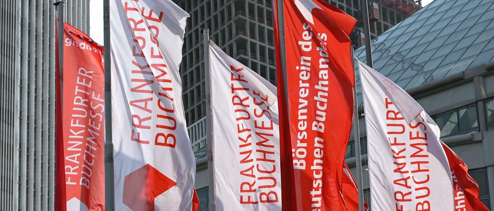 Das einzige, was die Buchmesse 2020 zu bieten hatte: Die Fahnen vor dem Eingang.