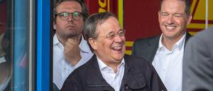 Armin Laschet (CDU) lachte, während Bundespräsident Steinmeier (nicht im Bild) ein Pressestatement gab. Das sorgte für Kritik.