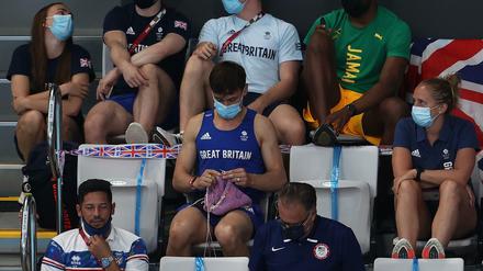 Während des Sprungwettbewerbs der Frauen saß Tom Daley auf der Tribüne und strickte.