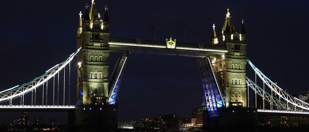Blick auf die Tower Bridge im Zentrum Londons, die aufgrund einer technischen Störung in vollständig geöffneter Position feststeckt.