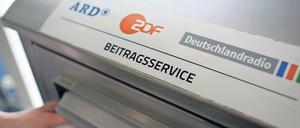 Der Rundfunkbeitrag wird erhöht, entschied das Verfassungsgericht am Donnerstag.
