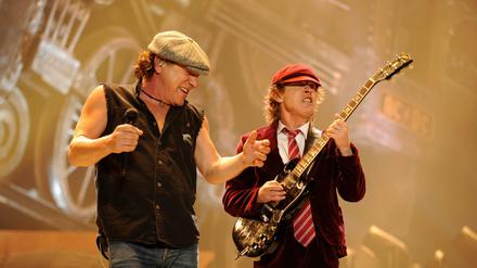 Brian Johnson (links) und Angus Young von AC/DC 2008 bei einem Konzert in Pennsylvania.
