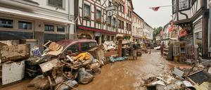 Durch die Unwetter in Rheinland-Pfalz und Nordrhein-Westfalen haben Dutzende Menschen ihr Leben verloren.