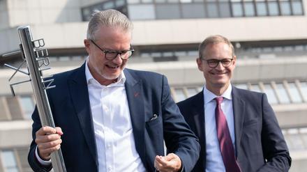 Der Schlüssel zur Zukunft - Philipp Bouteiller (l) von der Tegel Projekt GmbH zusammen mit dem Regierenden Bürgermeister Michael Müller (SPD) vor dem ehemaligen Flughafengebäude in Tegel.