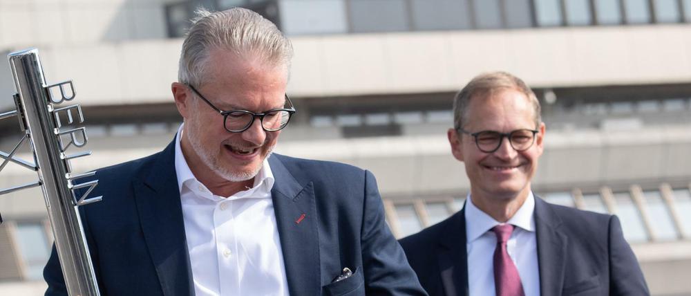 Der Schlüssel zur Zukunft - Philipp Bouteiller (l) von der Tegel Projekt GmbH zusammen mit dem Regierenden Bürgermeister Michael Müller (SPD) vor dem ehemaligen Flughafengebäude in Tegel.