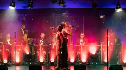 Dickes B. Sharon Brauner, Meta Hüper und das Capital Dance Orchestra.