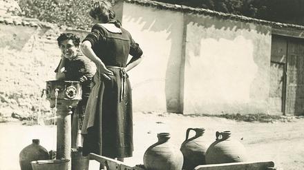 Durstige Region. Im Jahr 1952 füllen Frauen Wasserkrüge in Murcia.