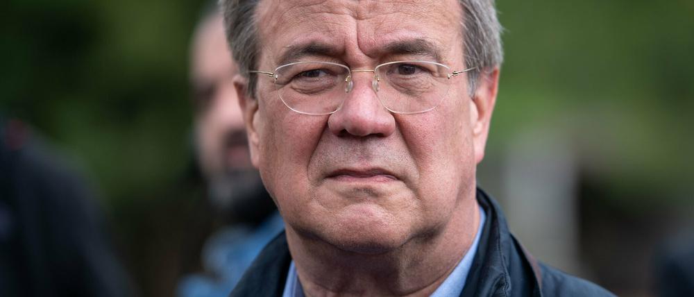 Armin Laschet muss sich um die Folgen der Flut kümmern und wird von Parteifreunden für seinen Wahlkampf kritisiert.
