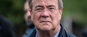 Armin Laschet muss sich um die Folgen der Flut kümmern und wird von Parteifreunden für seinen Wahlkampf kritisiert.