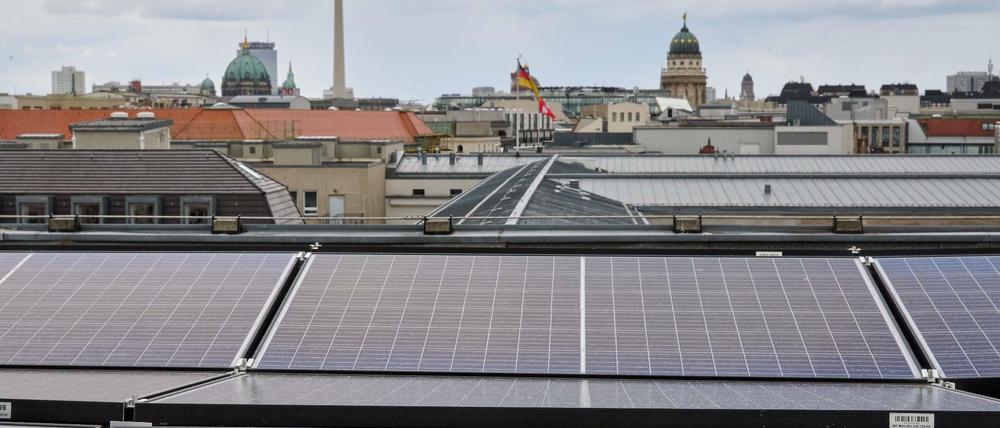 Die Berliner Stadtwerke erzeugen viel günstigen Ökostrom, doch die Kunden profitieren davon bislang kaum.