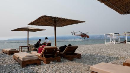 Ein Hubschrauber füllt Wasser in das Dorf Pefki auf der Insel Euböa.