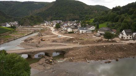Bagger reißen in Altenburg (RLP) Häuser ab, die durch die Flutkatastrophe zerstört wurde. 