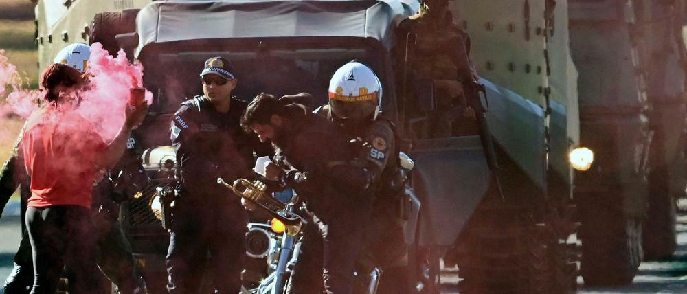Bei der Parade für Präsident Bolsonaro verhaftete das Militär Demonstranten, die die Straße blockierten.