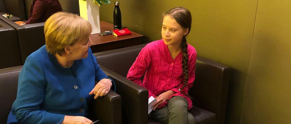 Die eine hat Angst vor den Bürgern, die andere will, dass die Menschen in Panik geraten: Angela Merkel und Greta Thunberg (Archiv).